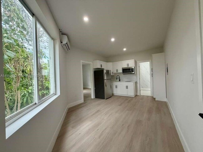 Building Photo - 2425 SW 6th St Unit 14