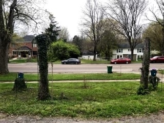 Vista del patio delantero desde la entrada - 2408 S Patterson Blvd