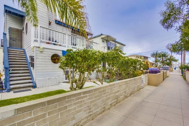 Photo - 842 Island Ct