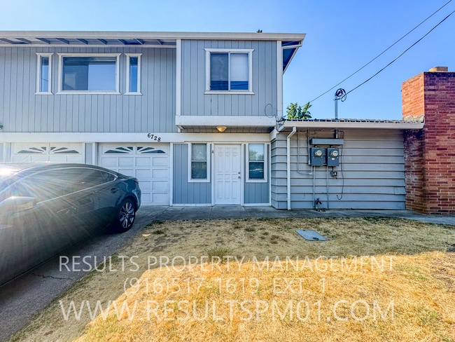 Building Photo - Freshly updated 2 bedroom duplex w garage Rental
