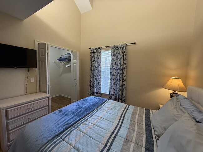 Photo - Penthouse Fully Furnished - Lakeview 2 Bed...