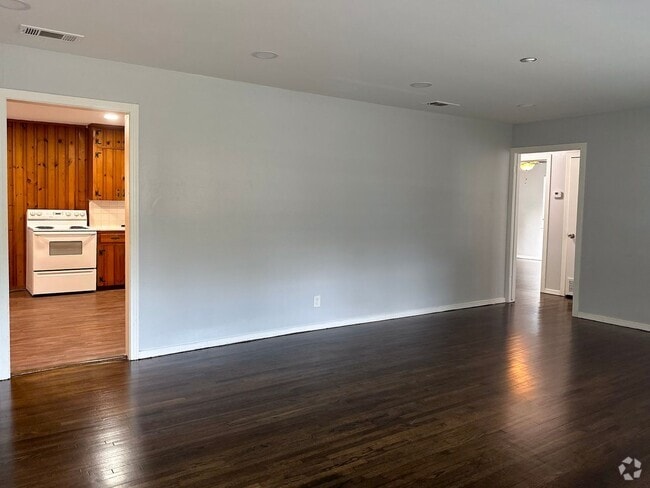 Building Photo - 3 Bedroom / 2 Bathroom Rental