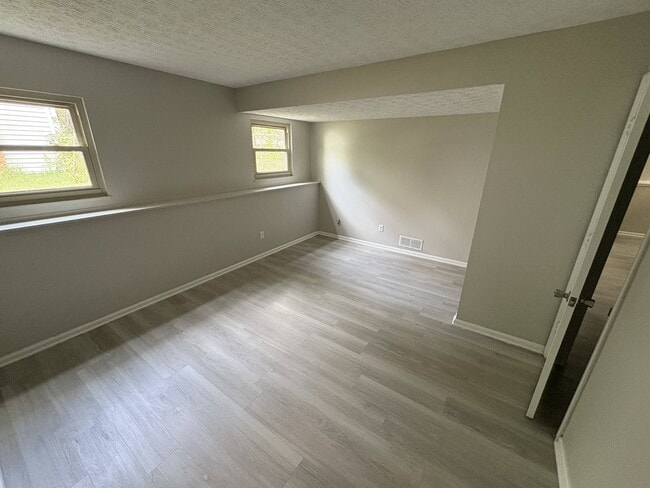 Photo - 406 Seranade St