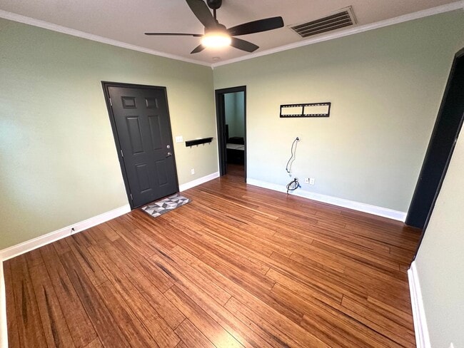 Photo - 2 Bedrooms, 1 Bathroom - House in Celanease!