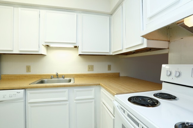 2BR, 2BA - 902sf- Kitchen