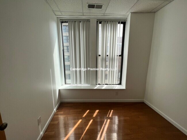 Photo - 72 Kneeland St Unidad 702