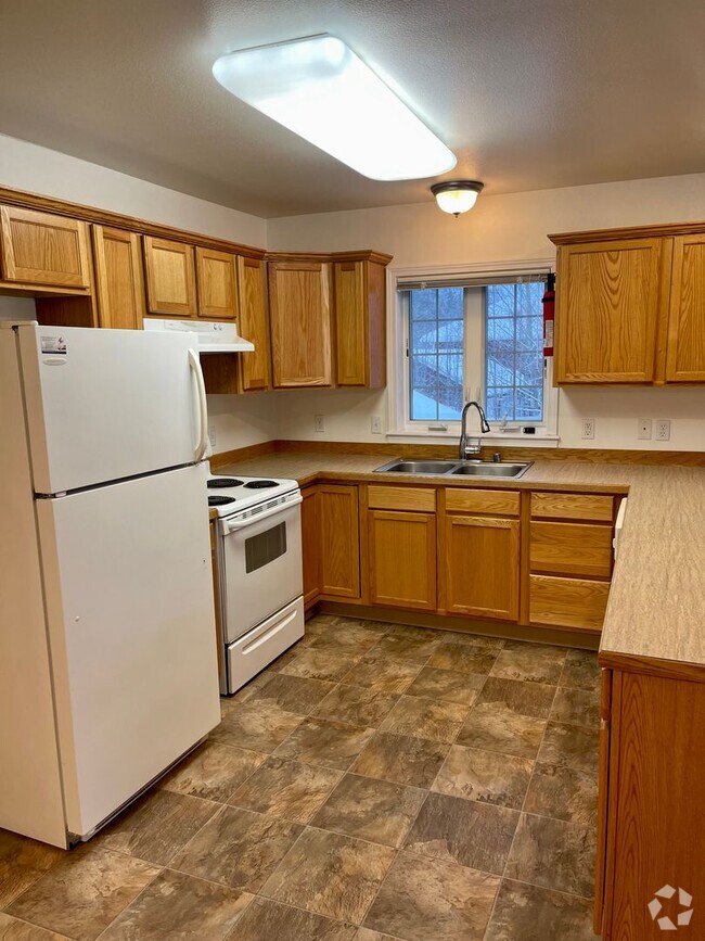 Building Photo - 2 Bedroom/1 Bath w/Heated Garage & Washer/... Unit 4 Rental
