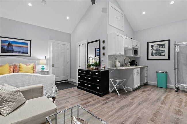 Photo - 137 W Main Rd Unidad REAR