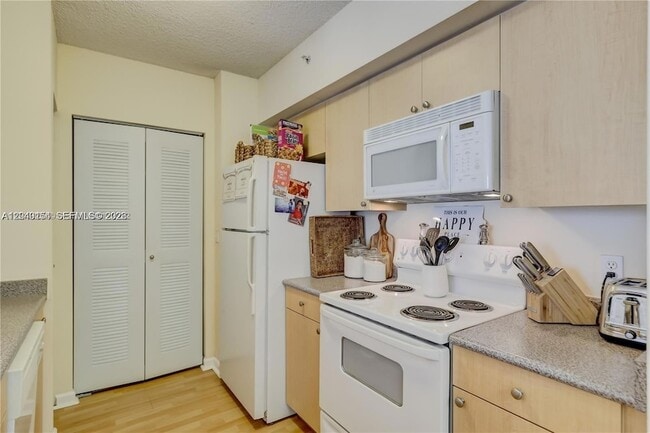 Photo - 1919 Van Buren St Unidad 620