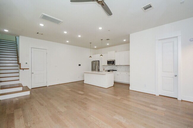 Photo - 310 Cyclamen St