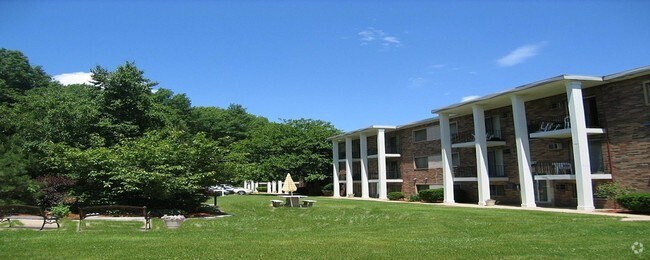 Courtyard - Garfield Club Apartments