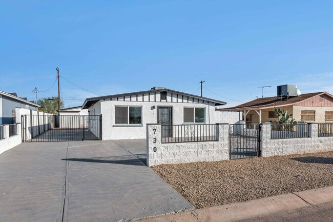 AFFORDABLE 2 BEDROOM HOME IN A CONVENIENT PHOENIX LOCATION
OFFERING $250 GIFT CARD MOVE IN INCENTIVE