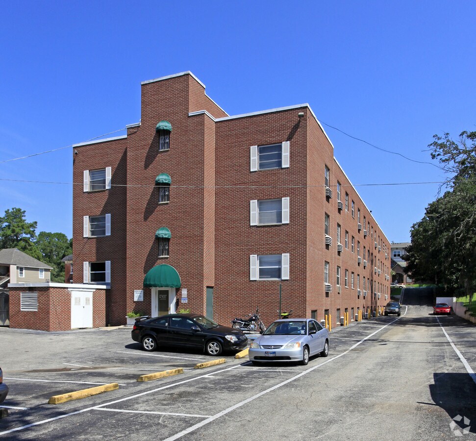 Photo - College Plaza
