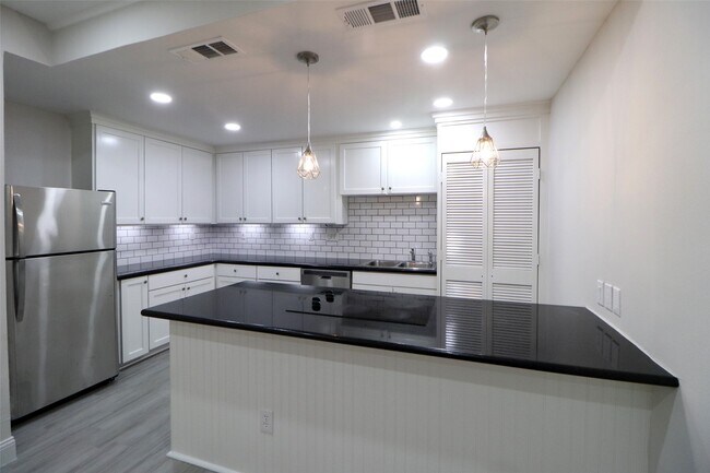 Building Photo - 5929 Queensloch Dr Unit 115 Rental