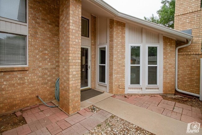 Building Photo - COMING SOON! Charming 1 Bed/1 Bath Duplex!!! Rental