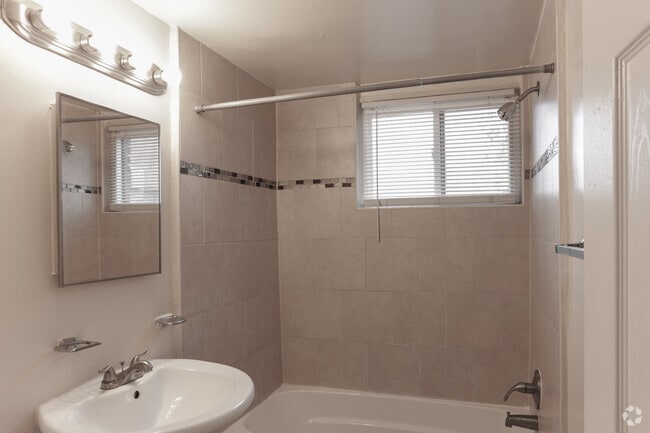 1BR, 1BA - 530 SF