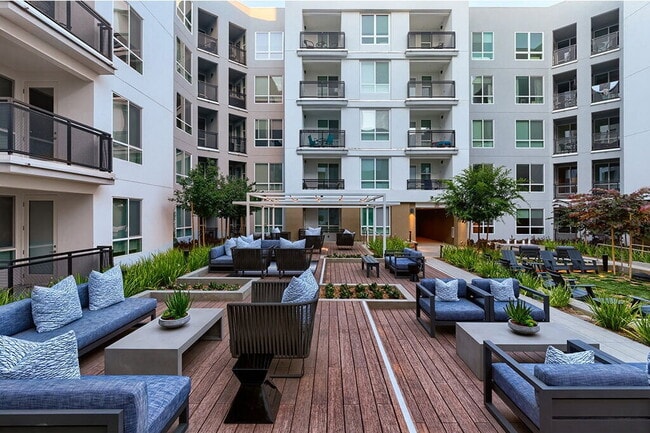 Building Photo - "Charming 1-Bedroom Oasis in Glendale – Sp... Unit b 304 Rental