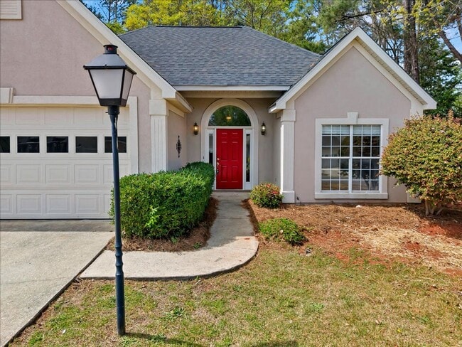 Building Photo - Country Club Living