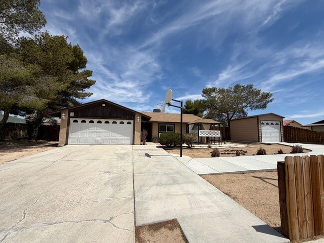 Building Photo - 3 Bedroom 2 Bathroom House with 2 Car Garage Located in Lenwood