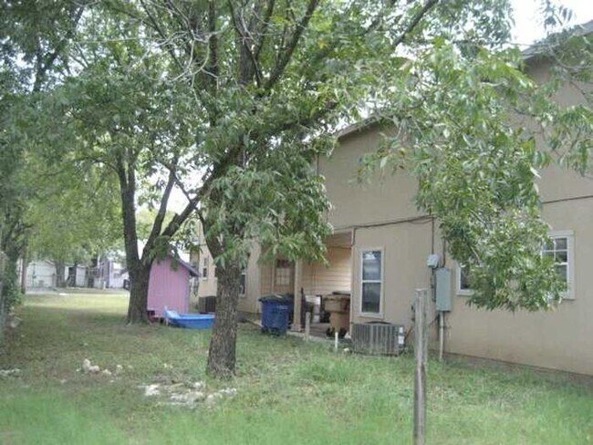 FANTASTIC 4 BEDROOM / 2 BATH DUPLEX - MINU...