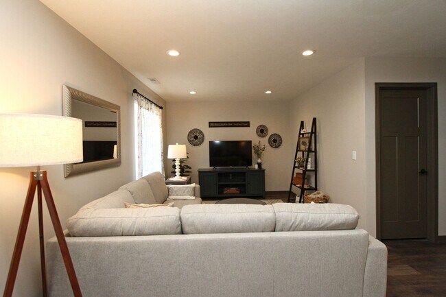 Photo - Beautiful Furnished Townhouse -Shorter Ter...