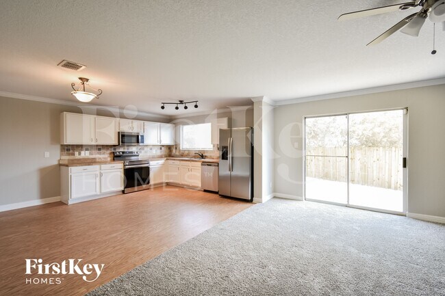 Photo - 5910 Campus Park