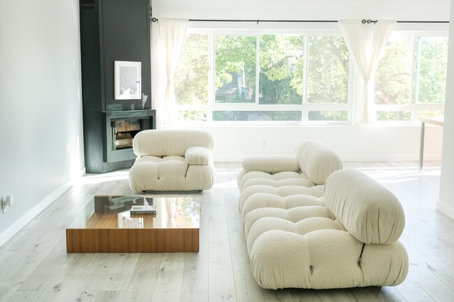 Photo - 10823 Camarillo St Unidad 10823