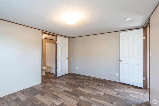 3BR, 2BA - 924SF - Primary Bedroom