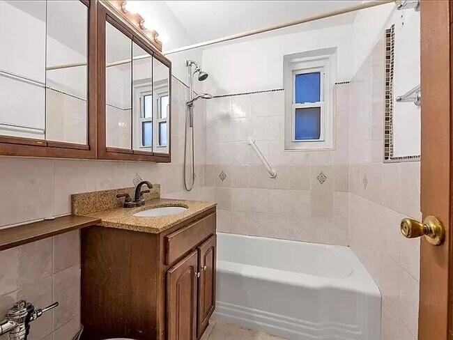 Photo - 2705 Kings Hwy Unidad Kings Highway