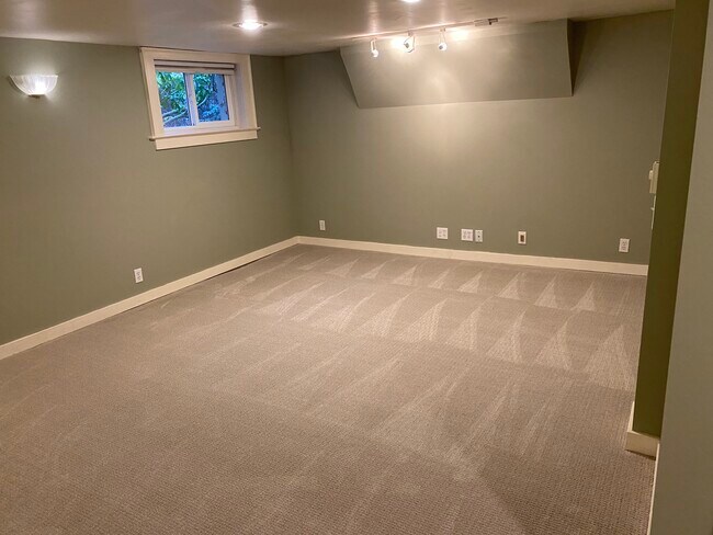 Living Room - 1208 Colby Ave Unit Apartment