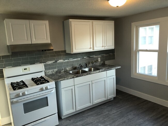 Building Photo - Emerson Unit Upper