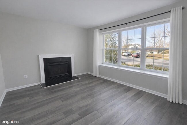 Photo - 304 Coventry Way