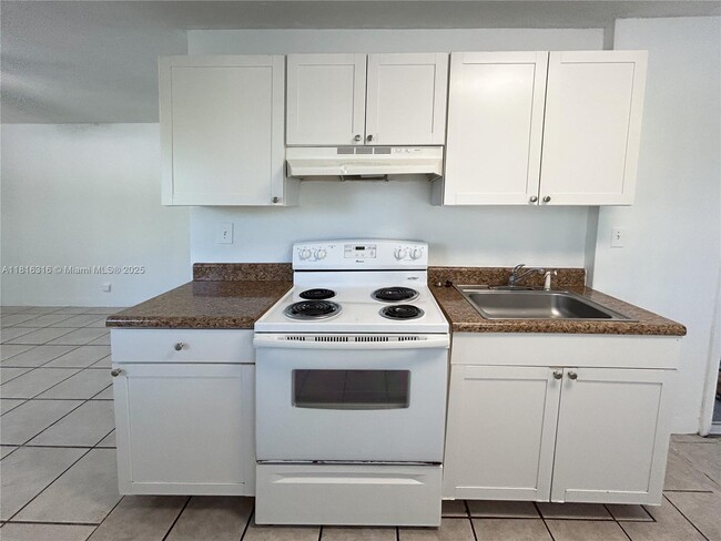 Building Photo - 3049 NW 9th Ave Unit 9A