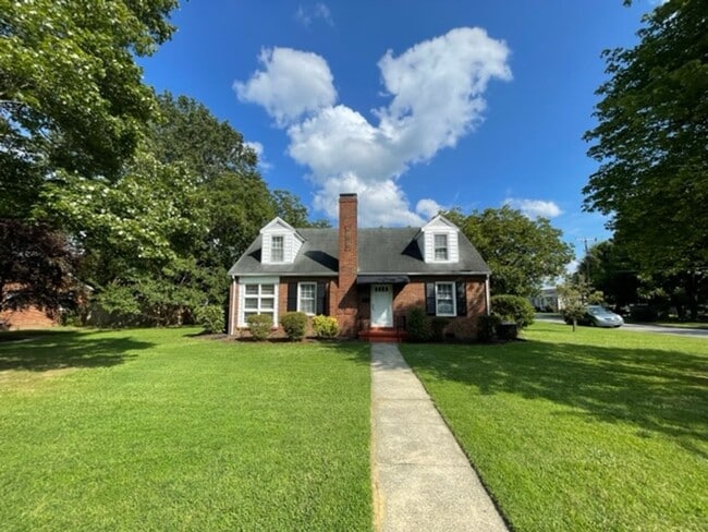 Building Photo - 4 Bedroom 2 bath home with garage in beaut...