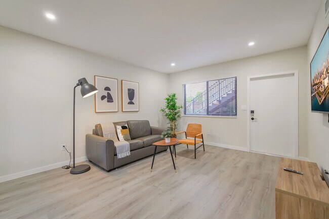 Photo - 700 SW 11th Ave Unidad FL1-ID1022465P