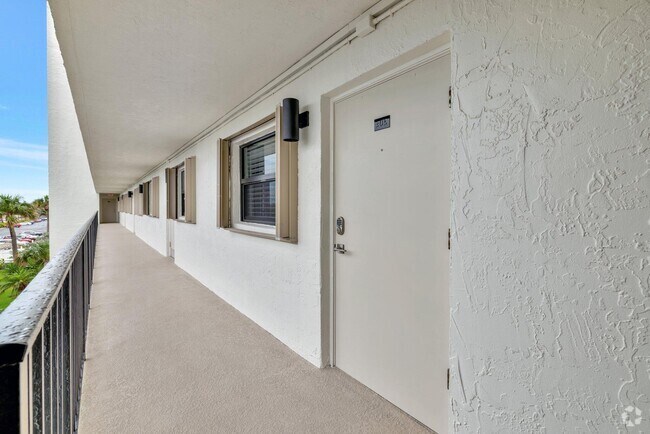 Building Photo - 10310 S Ocean Dr Unit 305 Rental