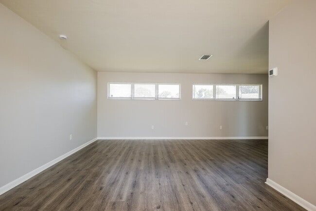 Photo - 502 Leeland Heights Blvd E