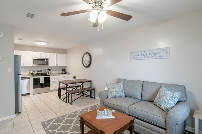 Building Photo - Centrally Located 1 Bed/1 Bath Coastal Condo Unit D