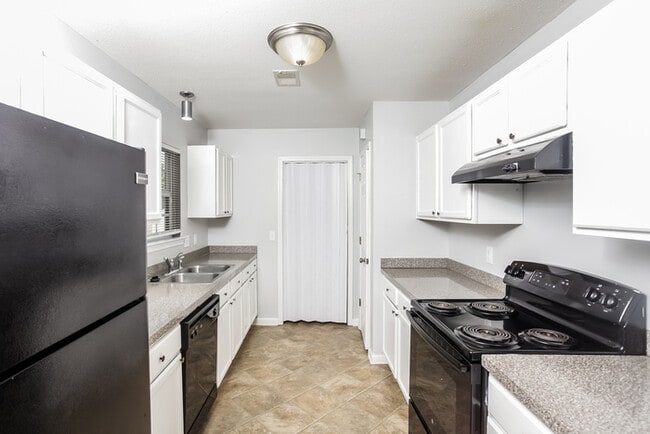 Photo - 612 Summerhill Dr