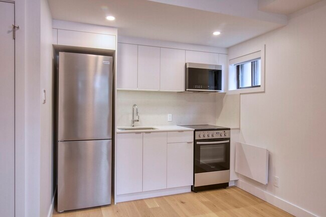 Photo - 3250 Van Horne