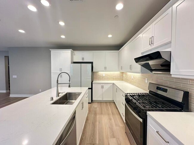 Photo - 4 BEDROOM HOME FOR LEASING IN Ontario