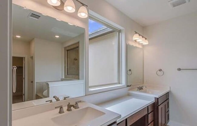 Photo - Beautiful Home 4BED/3BATH house for lease, located down the street from the Historic Gruene