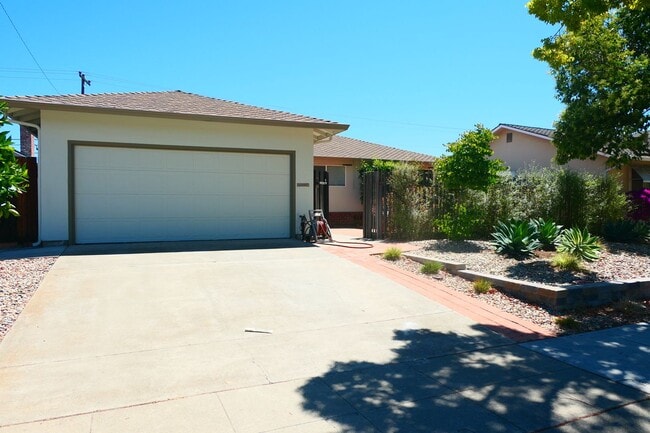 Building Photo - 4 bedroom 2 bath! Forced air, hardwood flo... Rental