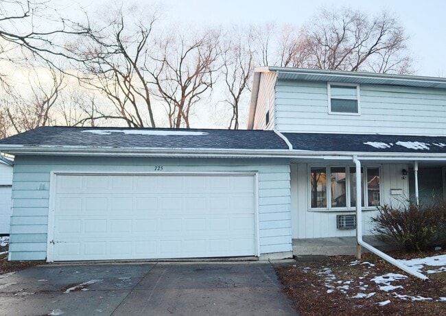 Building Photo - 2 Bed 1.5 Bath Duplex Rental