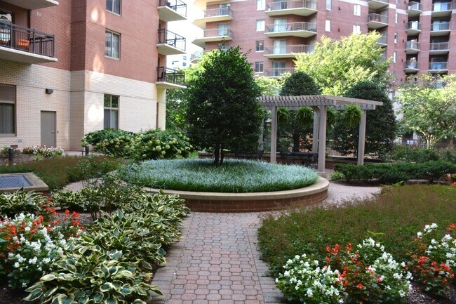 Photo - Virginia Square Plaza