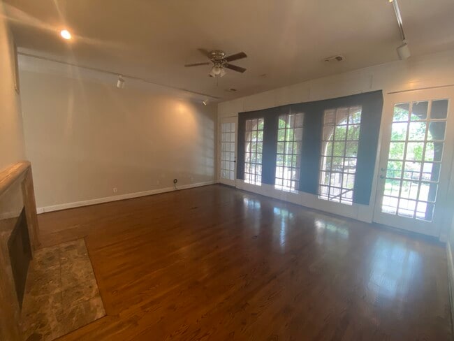 Photo - 2000 Fairview Ave