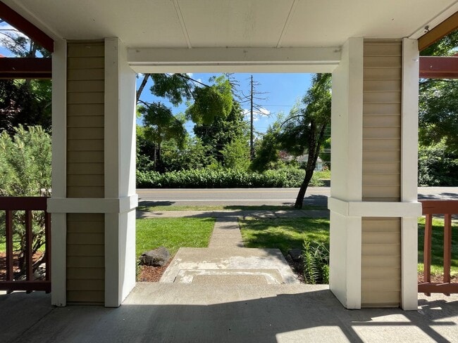 Photo - SE Home 3Bd/2.5Ba Home Close to the Willamette River off McLoughlin Blvd. 2 Car Garage and Washer...
