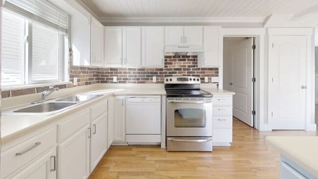 Building Photo - Springville Home