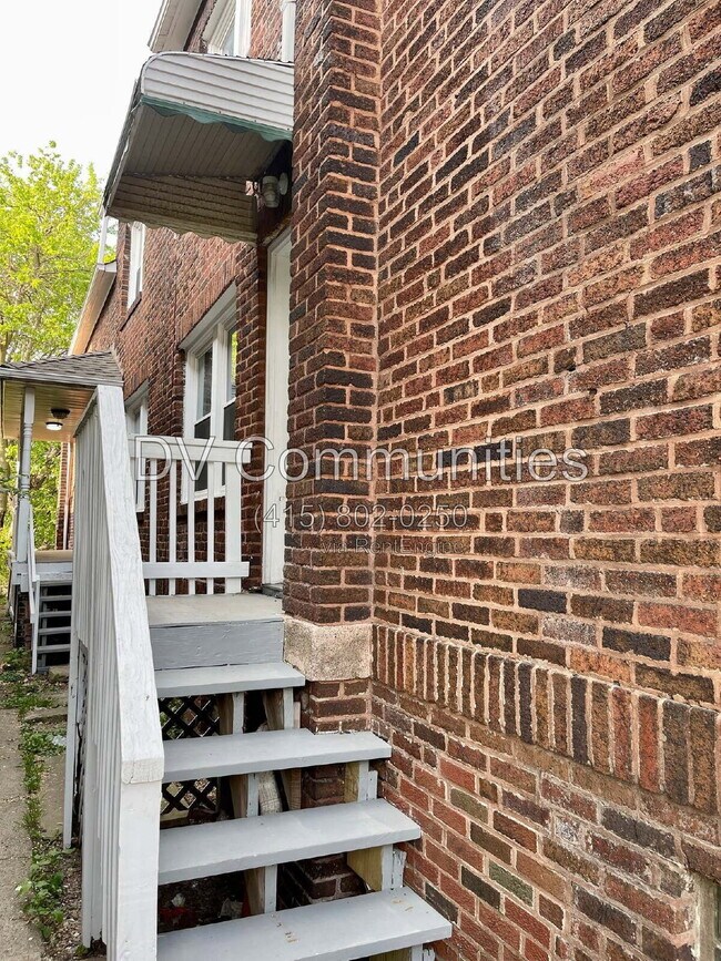 Building Photo - 3540 Trent Ave Unit 4