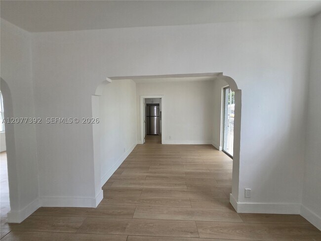 Building Photo - 2326 SW 9th St Unit 1